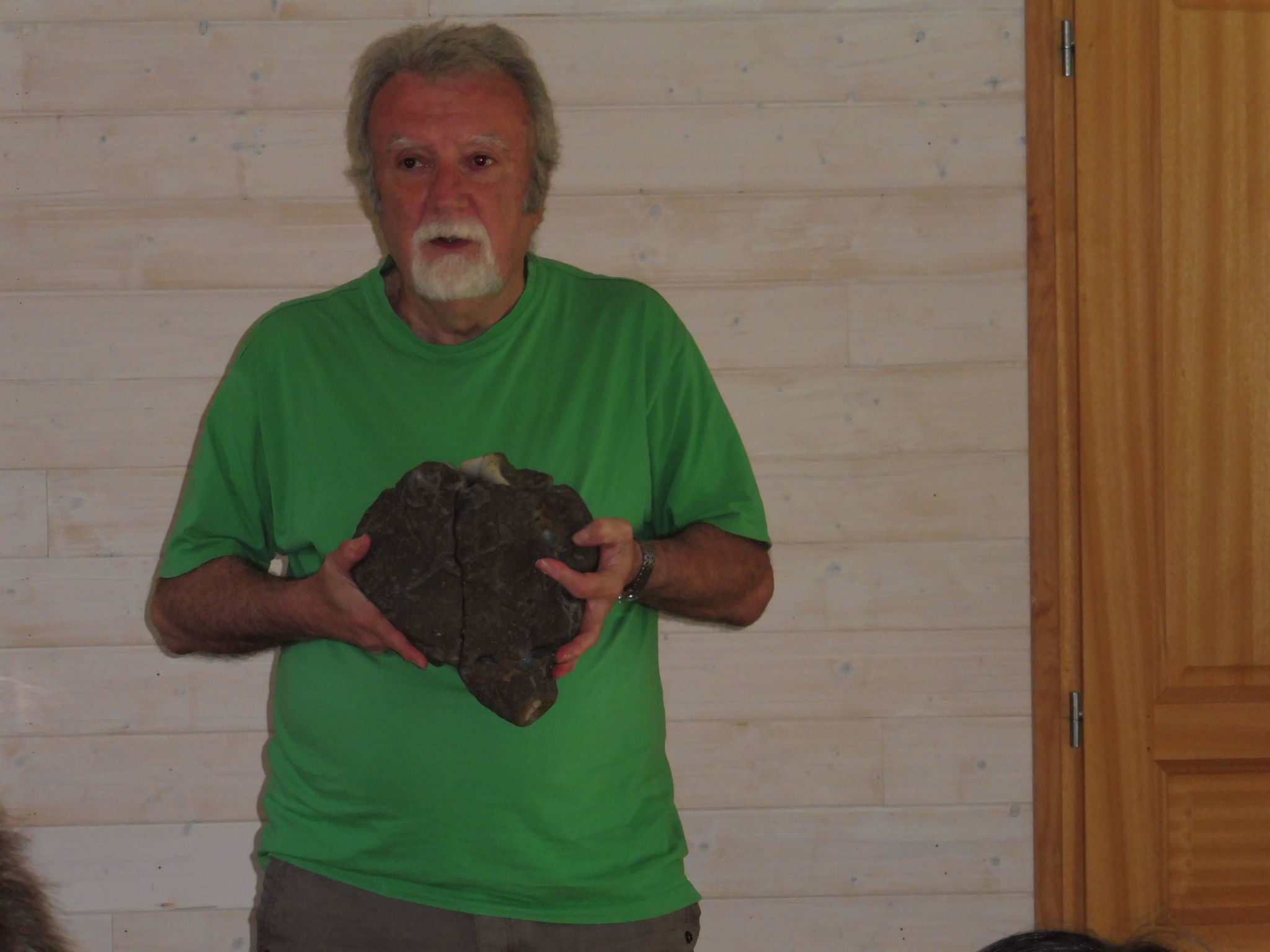 Michel Almeras avec la Géode en agate datant de 130 millions d'années, en forme de cœur humain.